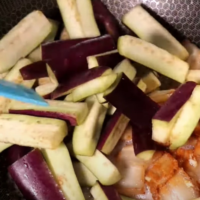 Bước 3 Xào cà tím Cà tím xào thịt ba chỉ