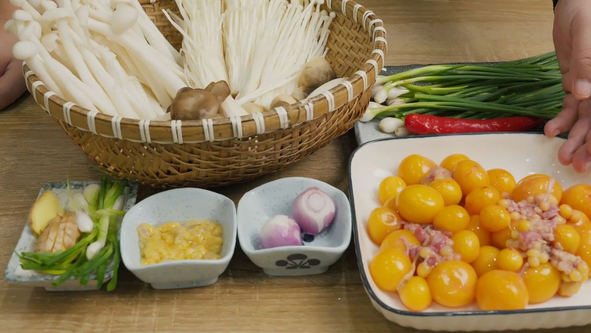 Nguyên liệu món ăn trứng gà non xào nấm