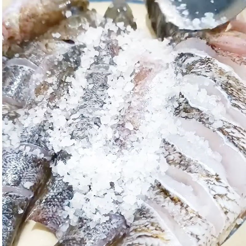 Bước 1 Sơ chế cá bống tượng Canh chua cá bống tượng