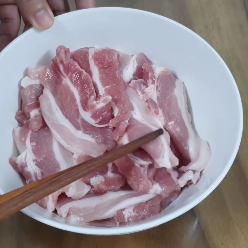 Bước 2 Cắt thịt Cách ướp thịt chiên