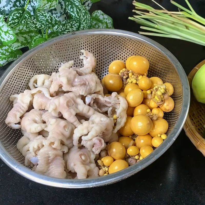 Bước 3 Chần chân gà và trứng non Trứng non sốt thái
