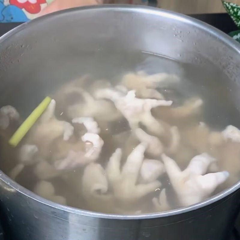 Bước 3 Chần chân gà và trứng non Trứng non sốt thái