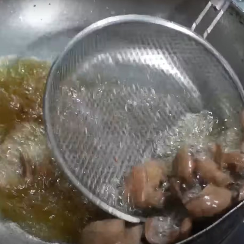 Bước 2 Chiên cật heo Cật heo cháy tỏi