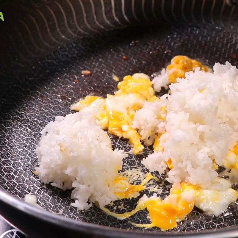Bước 4 Chiên cơm nóng Cơm chiên cá mặn