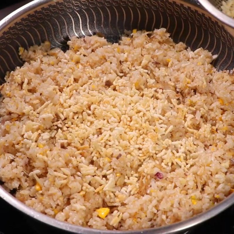 Bước 4 Chiên cơm nóng Cơm chiên cá mặn