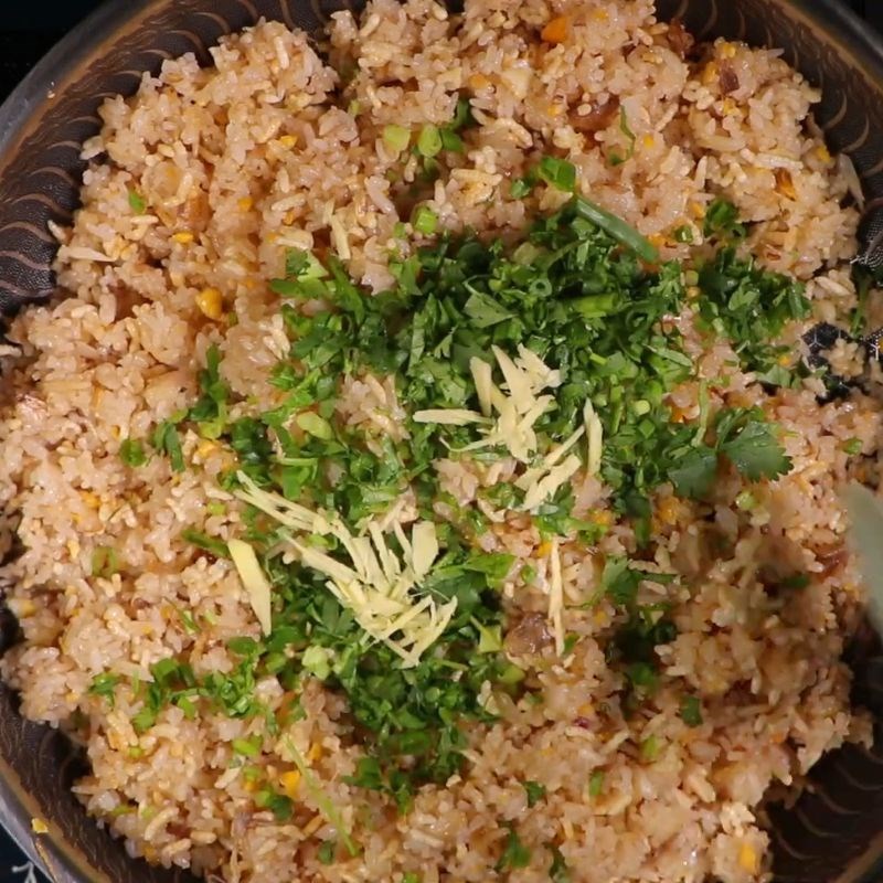 Bước 4 Chiên cơm nóng Cơm chiên cá mặn