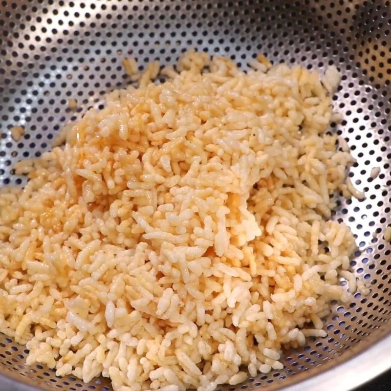 Bước 2 Chiên cơm phơi khô Cơm chiên cá mặn