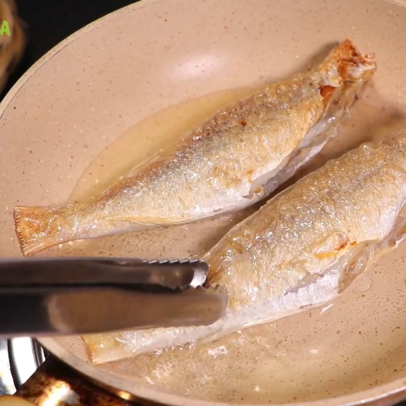 Bước 1 Chiên khô cá đù Cơm chiên cá mặn