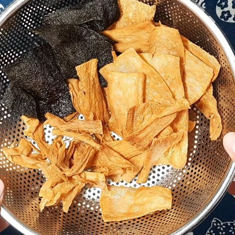 Bước 3 Chiên rong biển và sườn non chay Cơm chiên cá mặn chay