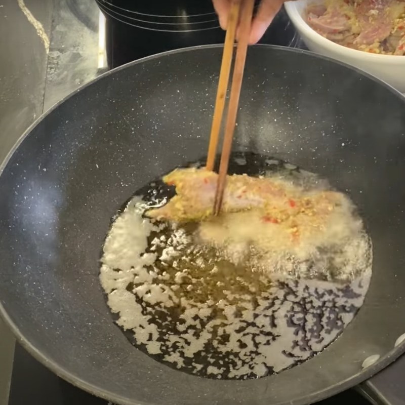 Bước 3 Chiên thịt chuột Chuột chiên sả ớt