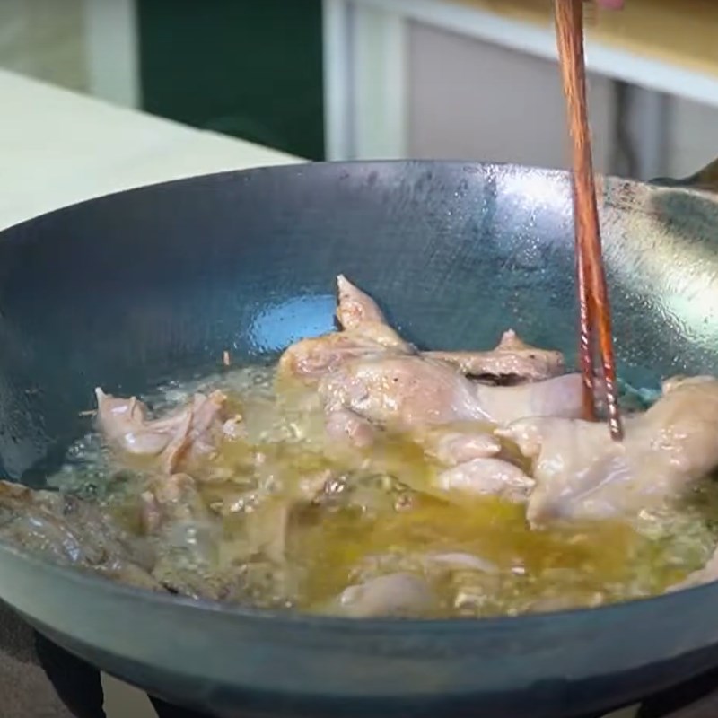 Bước 2 Chiên thịt chuột Chuột chiên nước mắm