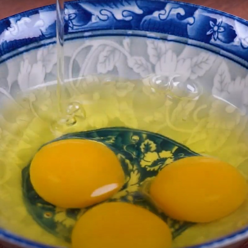 Bước 2 Chiên trứng Bí ngòi xào trứng
