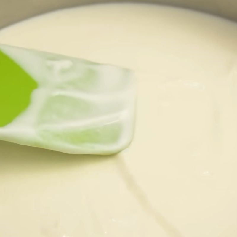 Bước 4 Cho kem cheese vào khuôn Bánh sinh nhật matcha