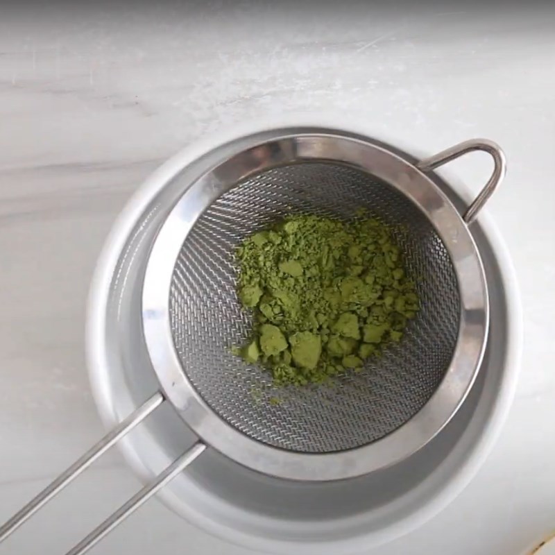 Bước 2 Đánh bột matcha Matcha xoài latte