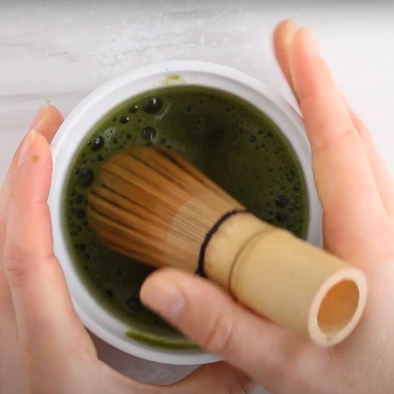 Bước 2 Đánh bột matcha Matcha xoài latte