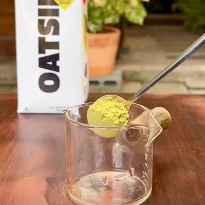 Bước 1 Đánh matcha Matcha sữa hạt (matcha oatmilk)