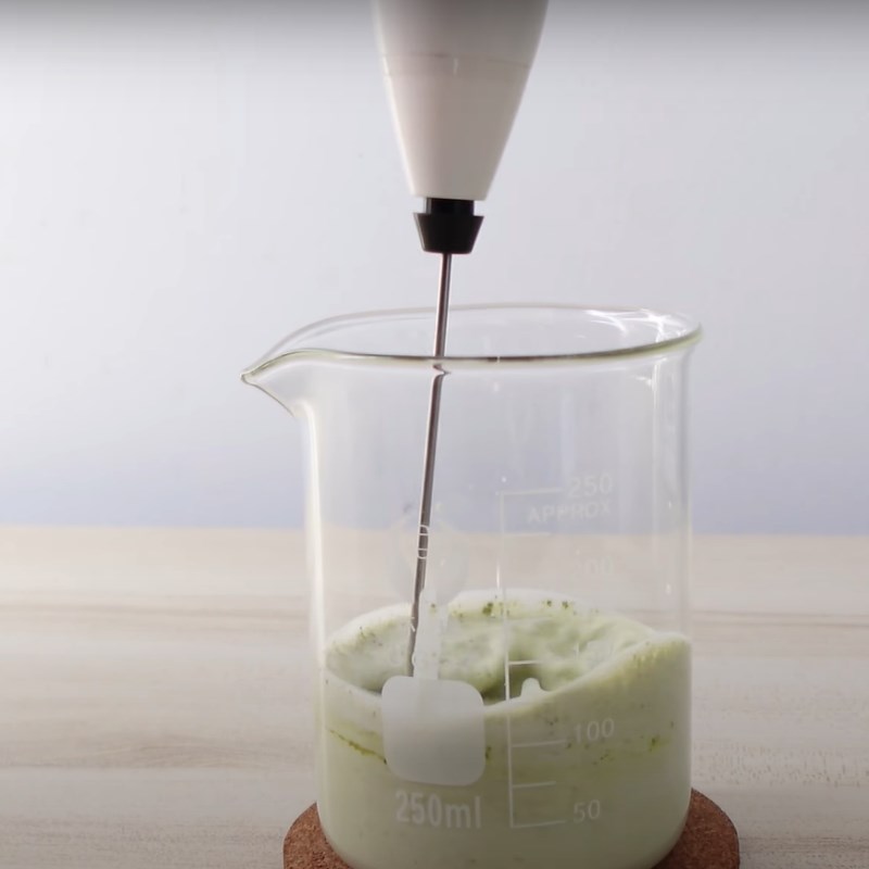 Bước 1 Đánh matcha foam Coconut matcha (matcha nước dừa)