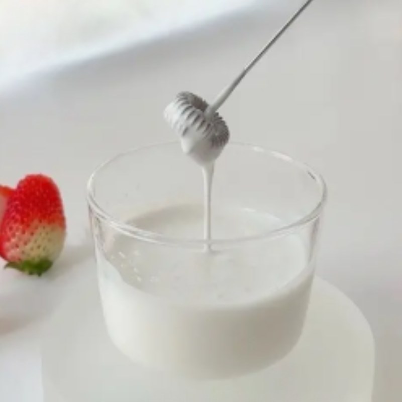 Bước 1 Đánh matcha kem Matcha dâu tây với dâu tây tươi