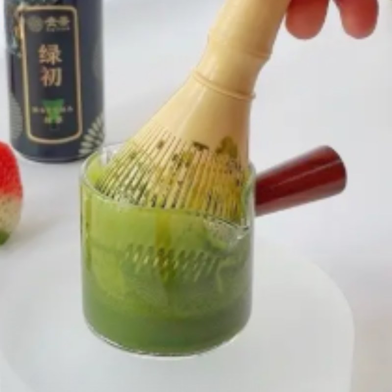 Bước 1 Đánh matcha kem Matcha dâu tây với dâu tây tươi