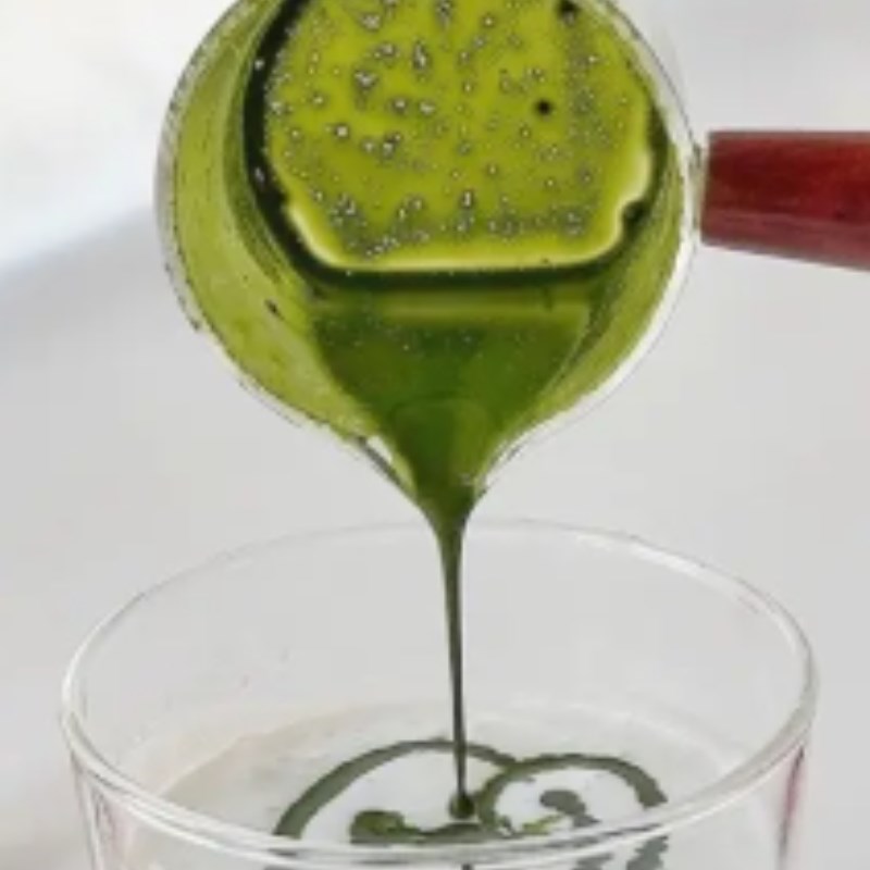 Bước 1 Đánh matcha kem Matcha dâu tây với dâu tây tươi