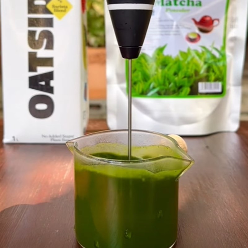 Bước 1 Đánh matcha Matcha sữa hạt (matcha oatmilk)