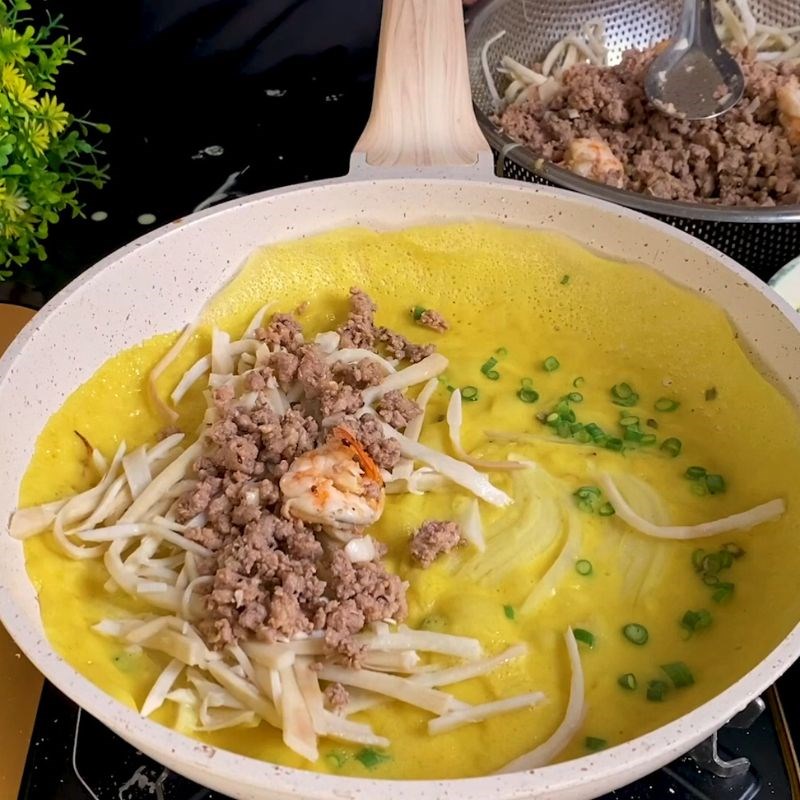 Bước 6 Đúc bánh xèo Bánh xèo vịt