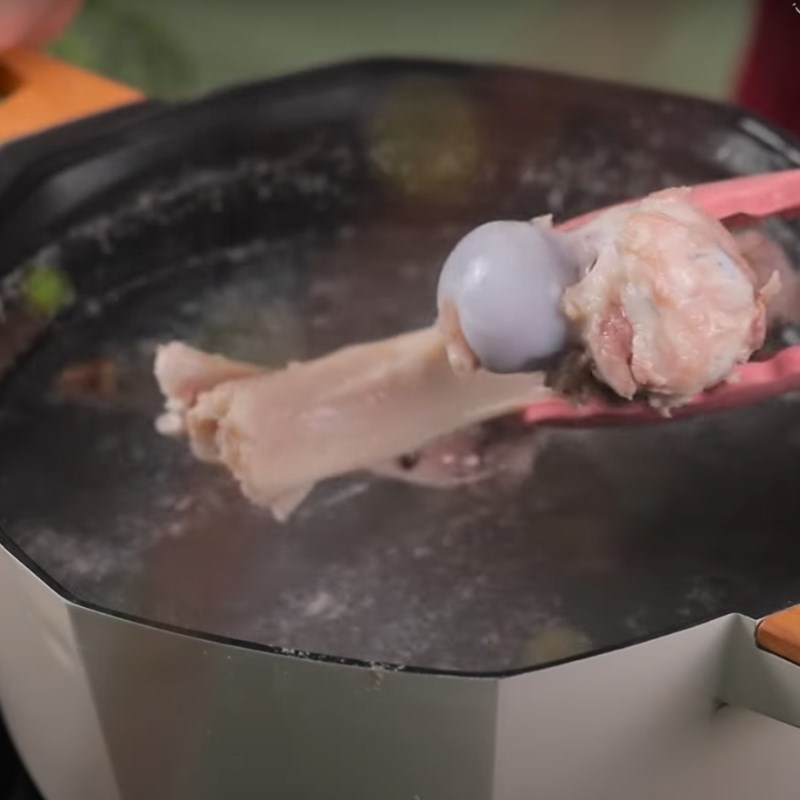 Bước 3 Hầm xương heo Canh bóng mọc son