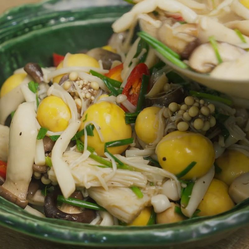 Bước 6 Hoàn thành Trứng gà non xào nấm