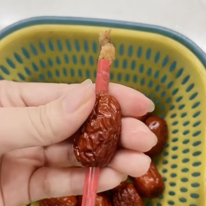 Bước 2 Lấy hạt táo Táo đỏ sấy giòn