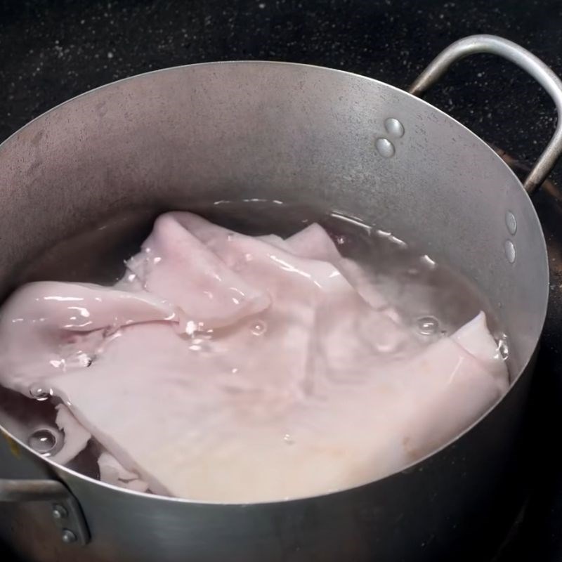 Bước 3 Luộc da heo Bún Xiêm Lo