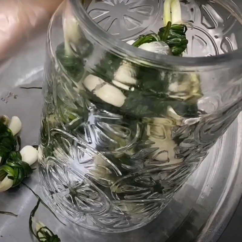 Bước 3 Muối kiệu cuốn lá Kiệu cuốn lá