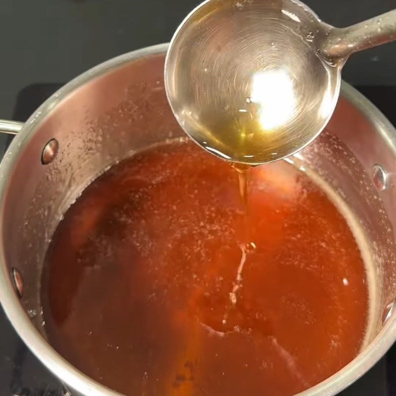 Bước 1 Nấu đường phèn với nước mắm Gỏi chả lụa