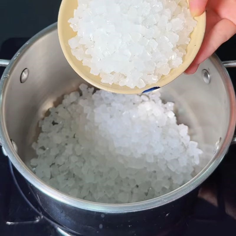 Bước 1 Nấu đường phèn với nước mắm Gỏi chả lụa