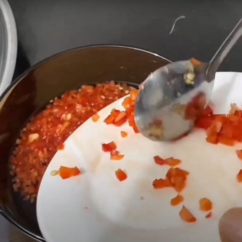 Bước 2 Nấu nước ngâm Kiệu cuốn lá