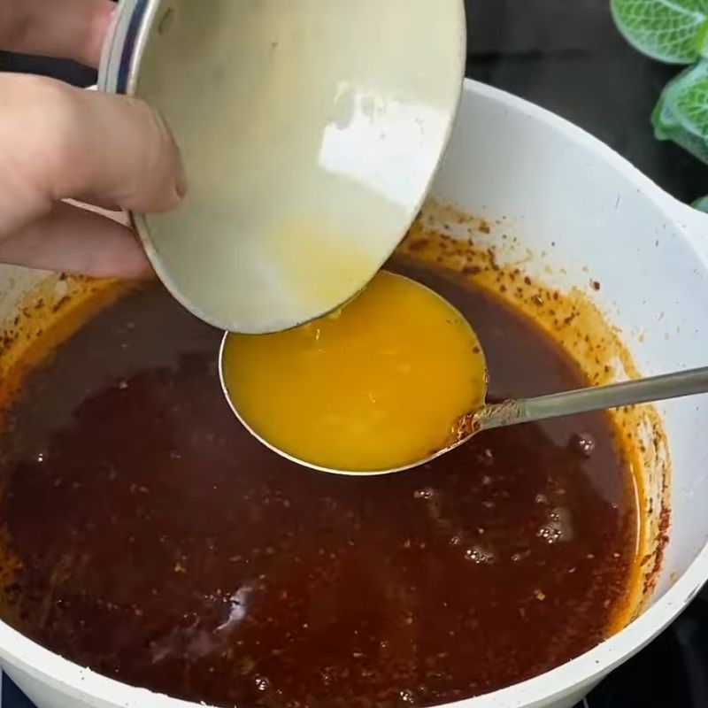 Bước 1 Nấu nước sốt thái Trứng non sốt thái