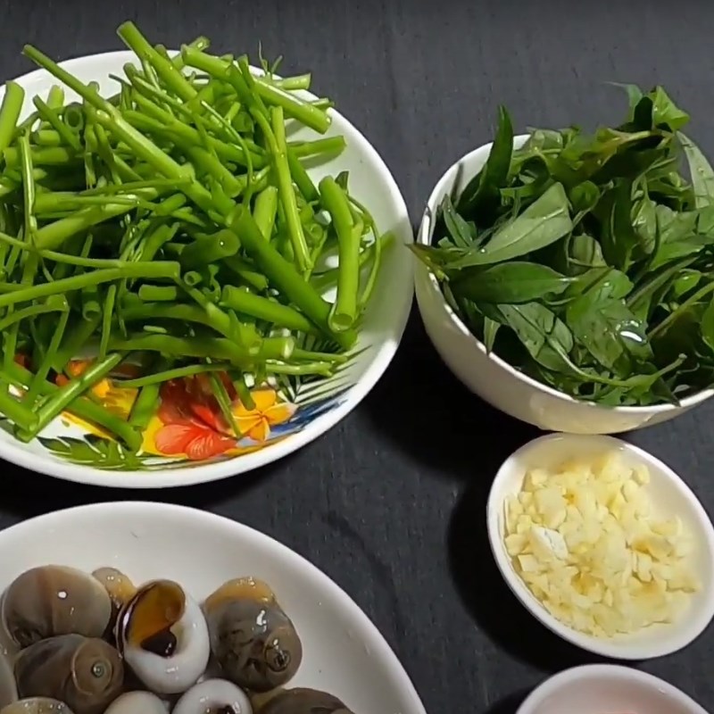 Bước 2 Sơ chế các nguyên liệu Ốc xào me