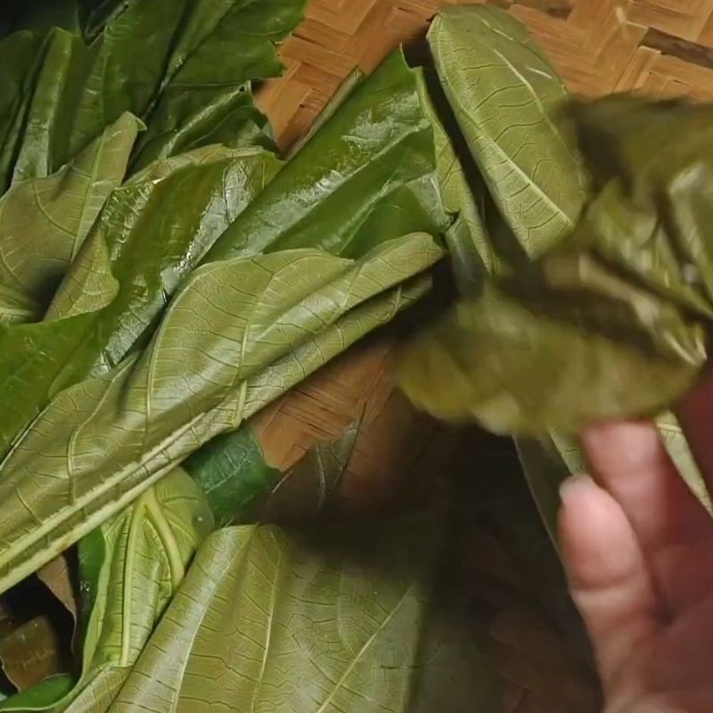 Bước 5 Nhặt lá sung mật Bánh trứng kiến