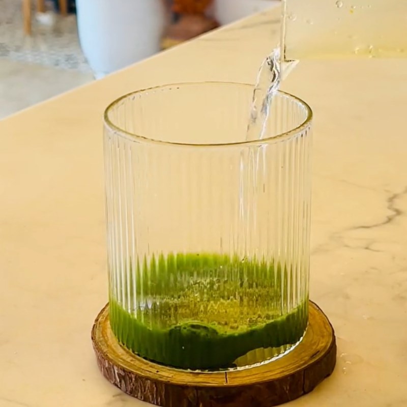 Bước 1 Pha chế matcha Matcha dâu tây với mứt dâu tây