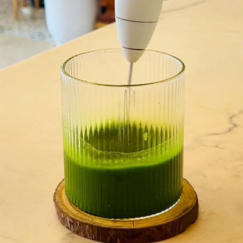 Bước 1 Pha chế matcha Matcha dâu tây với mứt dâu tây