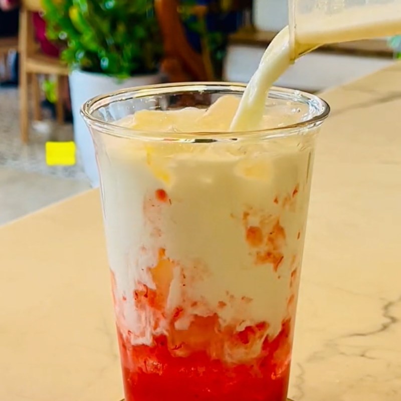 Bước 2 Pha matcha dâu tây Matcha dâu tây với mứt dâu tây