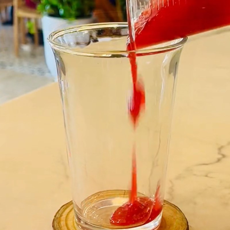 Bước 2 Pha matcha dâu tây Matcha dâu tây với mứt dâu tây