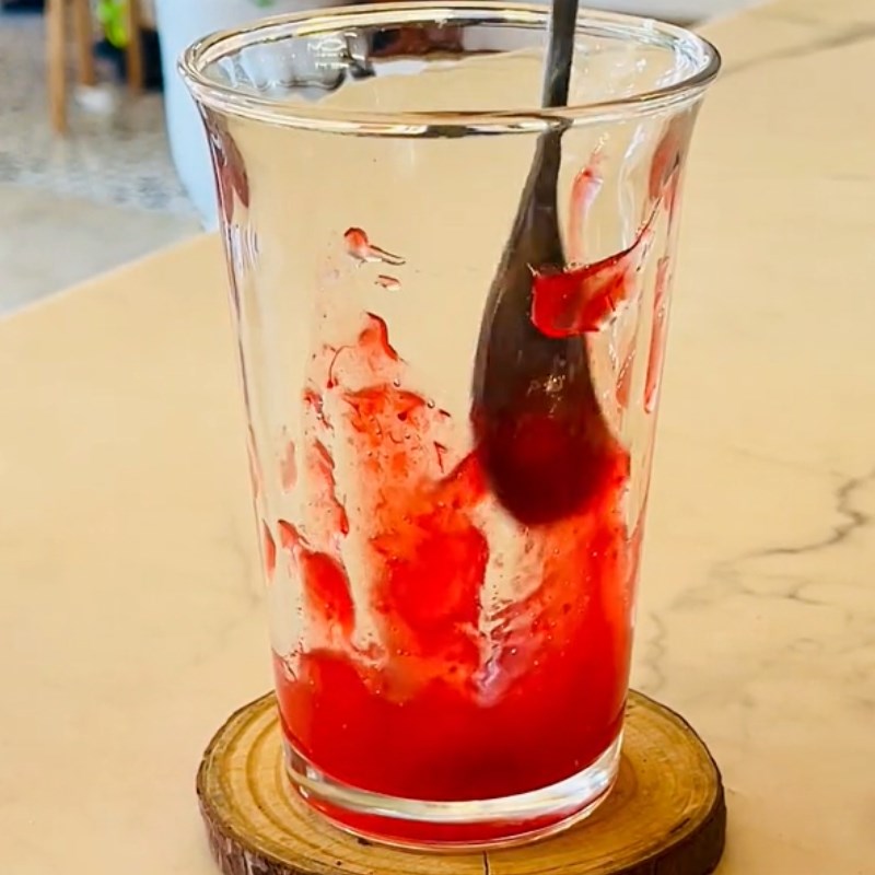 Bước 2 Pha matcha dâu tây Matcha dâu tây với mứt dâu tây