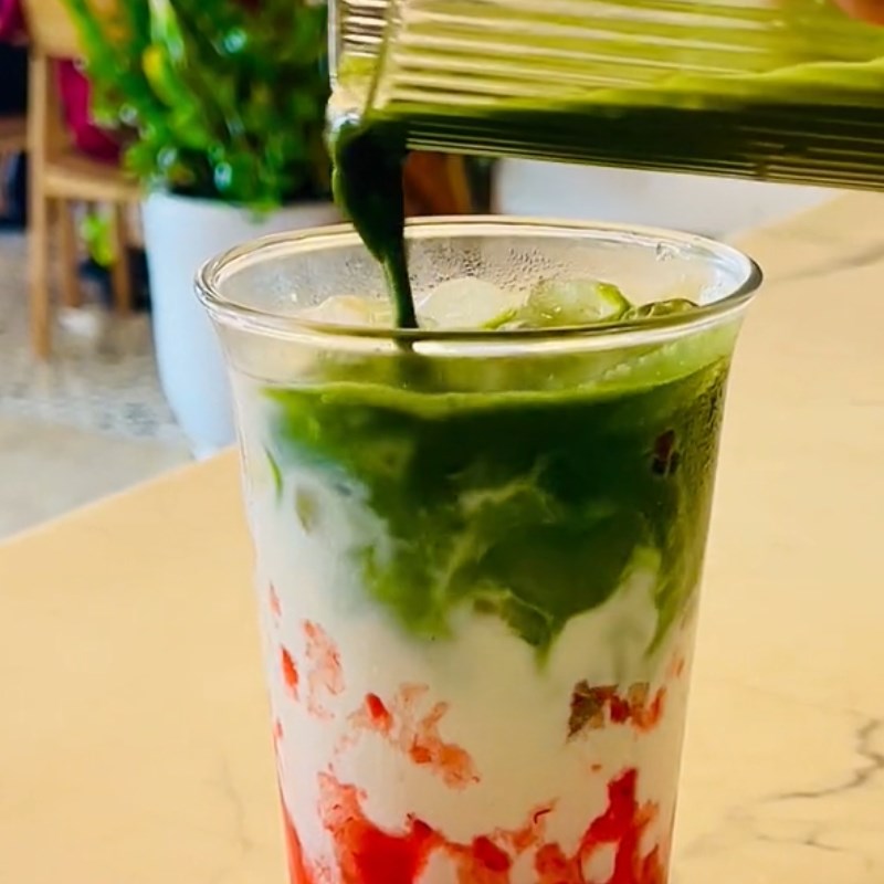 Bước 2 Pha matcha dâu tây Matcha dâu tây với mứt dâu tây