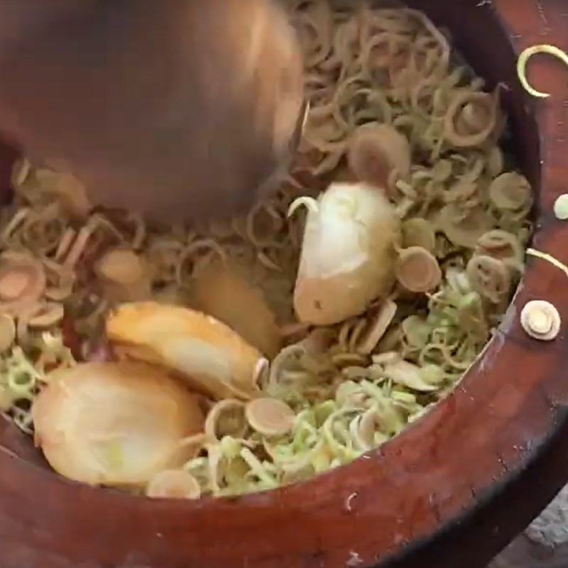 Bước 2 Quết cá Bún num bò chóc