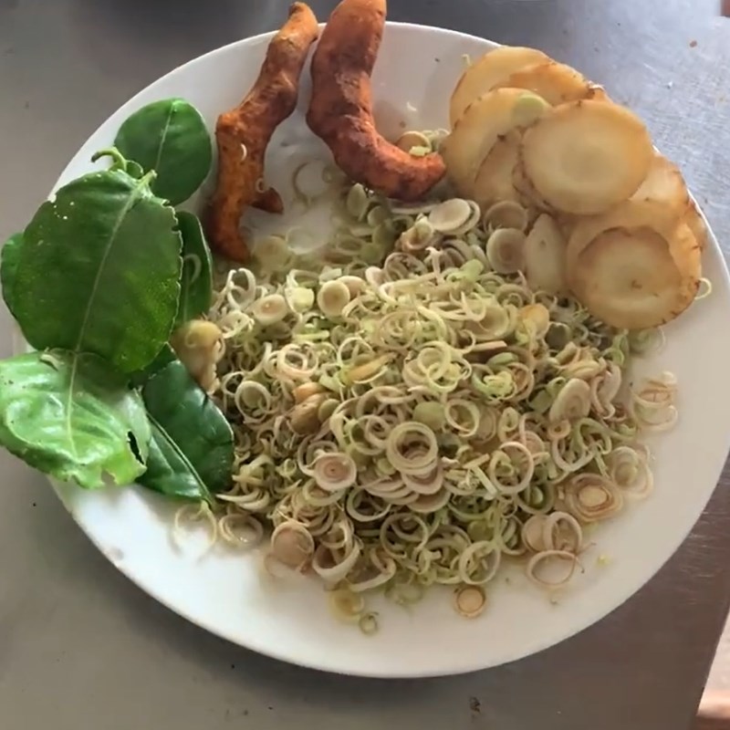 Bước 2 Quết cá Bún num bò chóc