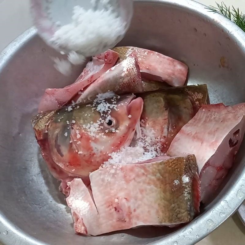 Hình ảnh sơ chế cá mè sạch sẽ, loại bỏ vảy và nội tạng
