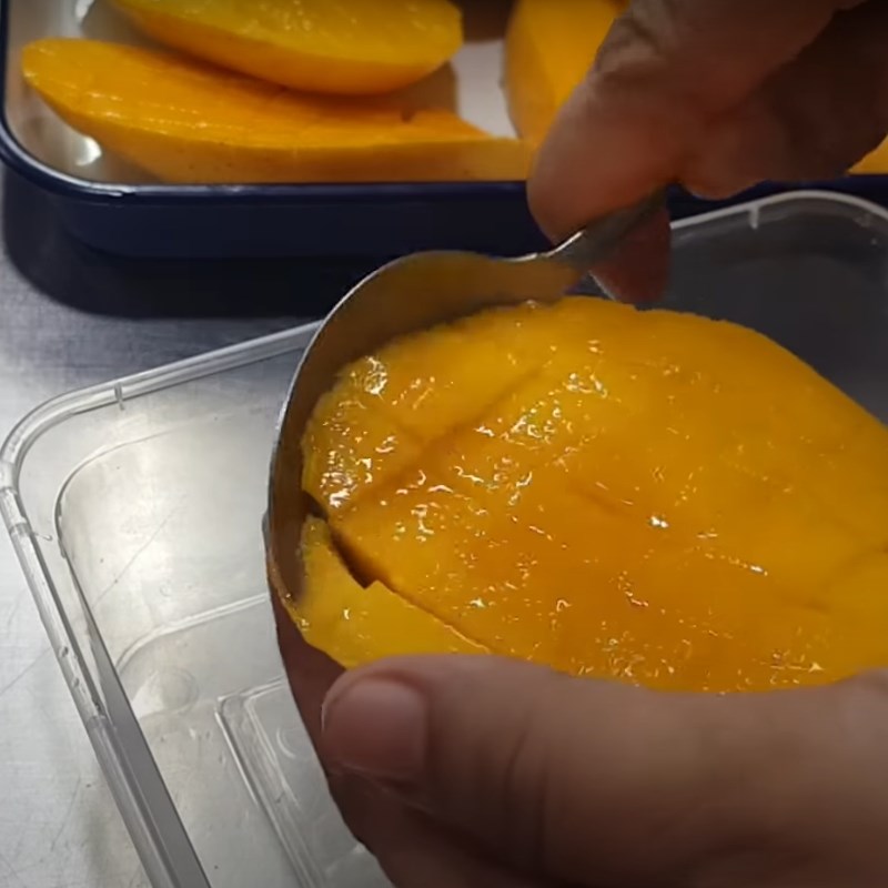 Bước 2 Sơ chế các nguyên liệu Bánh xoài đào Jollibee