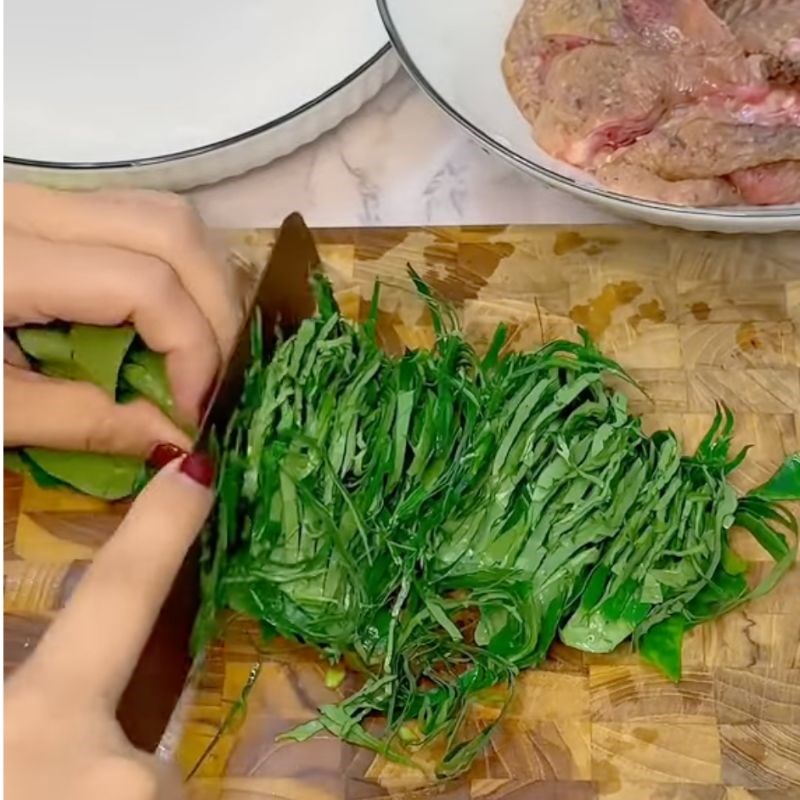 Bước 3 Sơ chế các nguyên liệu khác Chim câu xào cà