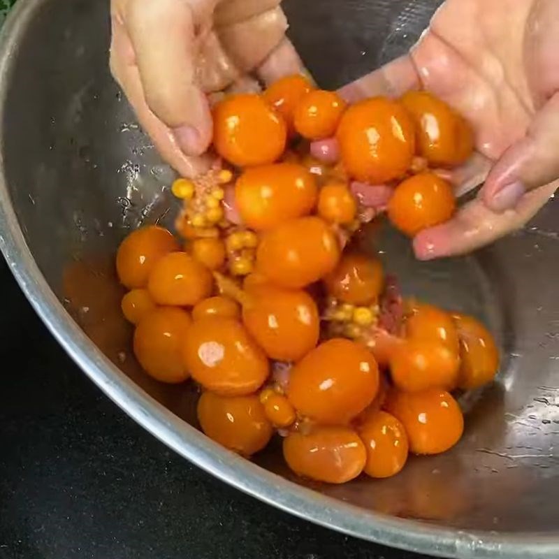 Bước 2 Sơ chế chân gà và trứng non Trứng non sốt thái