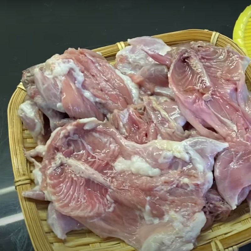 Bước 1 Sơ chế nguyên liệu Chuột chiên sả ớt